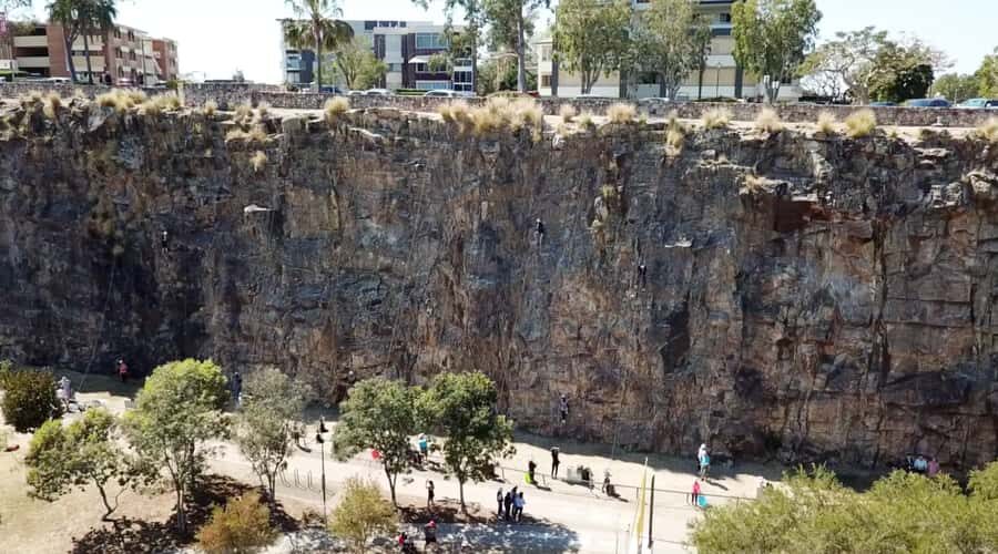 Brisbane: Outdoor Rock Climbing Session - Kangaroo Point Natural Cliffs: An outdoor climb next to the city