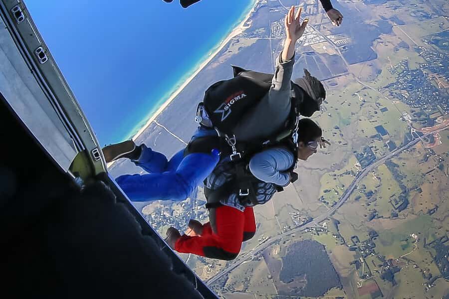 From Brisbane: Tandem Skydive Experience over Byron Bay - The 20-minute scenic flight over Byron Bay